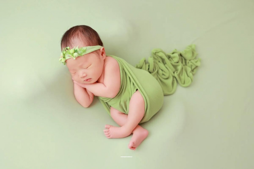 海丰宝宝拍嗝吐奶